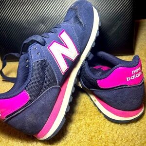New Balance girls tennis shoes,
Size 6.5 youth 
GW500SN